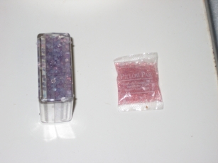 comparison of silica gel in a box and in a packet